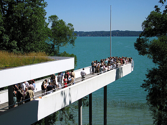 Ein beliebter Aussichtspunkt ist der Steg am Buchheim Museum in Bernried am Starnberger See