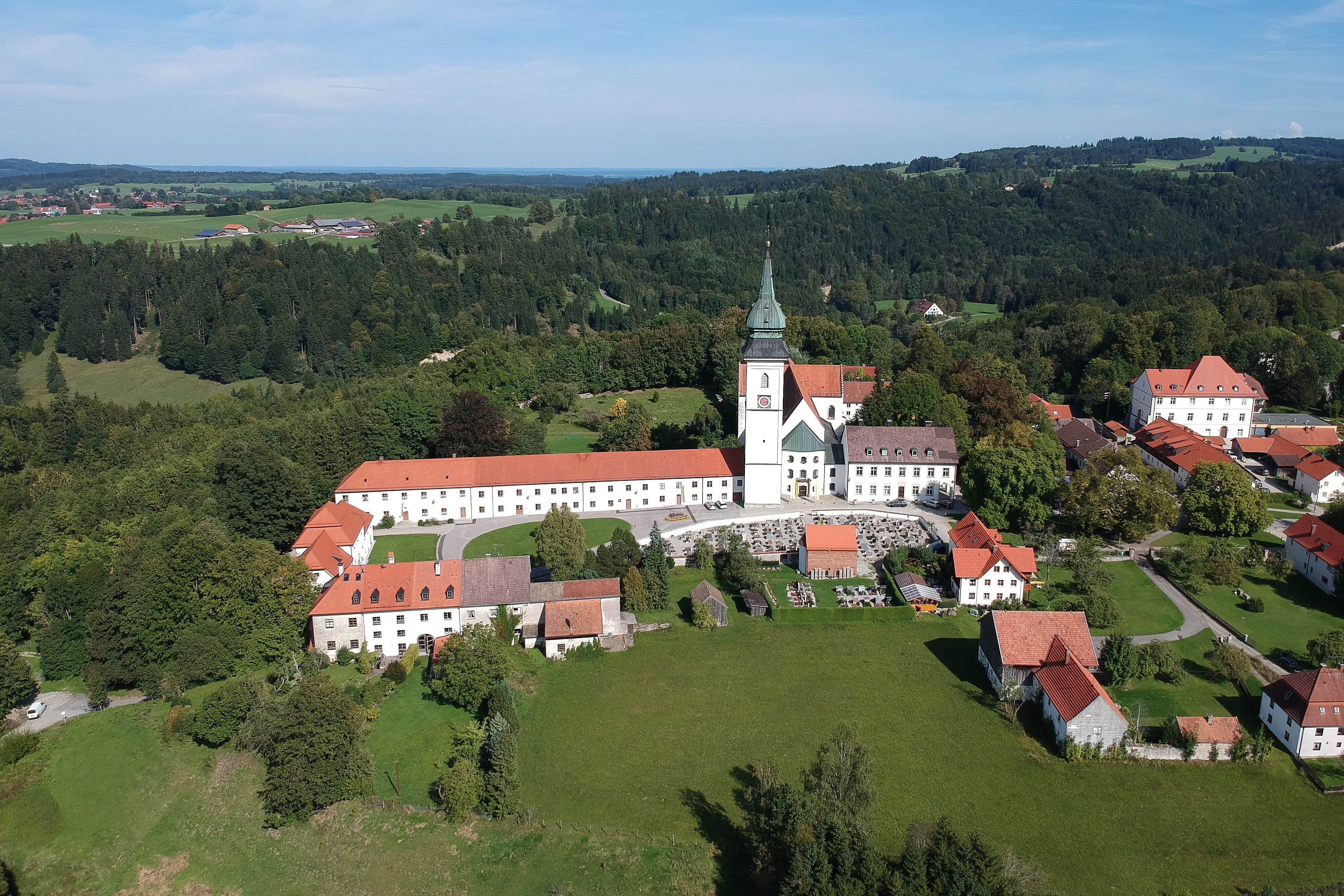 Luftaufnahme des ehemaligen Augustiner Chorherrenstifts in Rottenbuch.