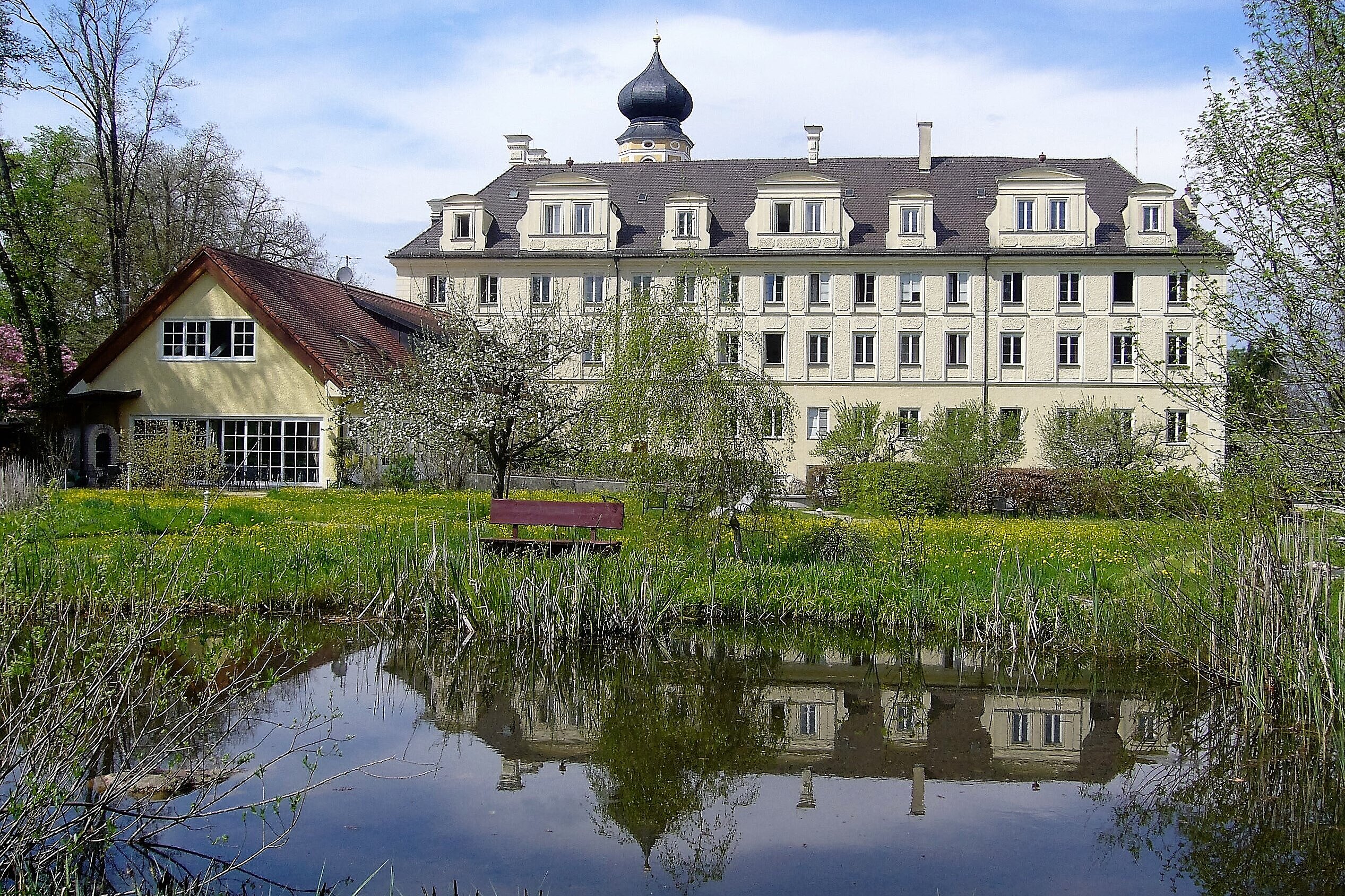 Kloster und Bildungshaus St. Martin in Bernried am Starnberger See, im Vordergrund ist der Klosterweiher zu sehen.