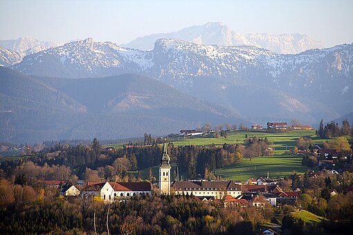 Blick auf das ehemalige Kloster in Rottenbuch mit den Alpen im Hintergrund.