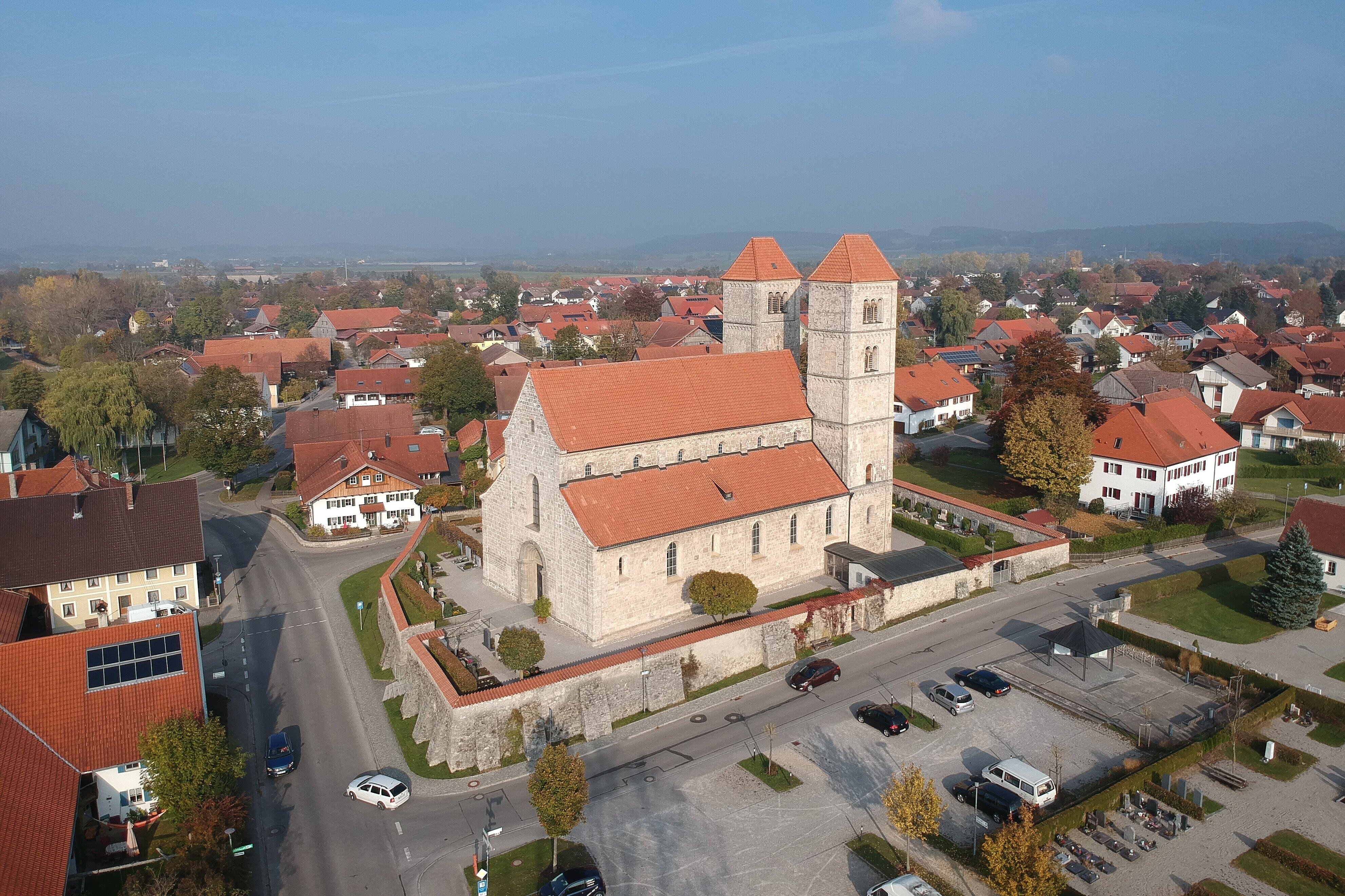 Luftaufnahme der Basilika St. Michael in Altenstadt