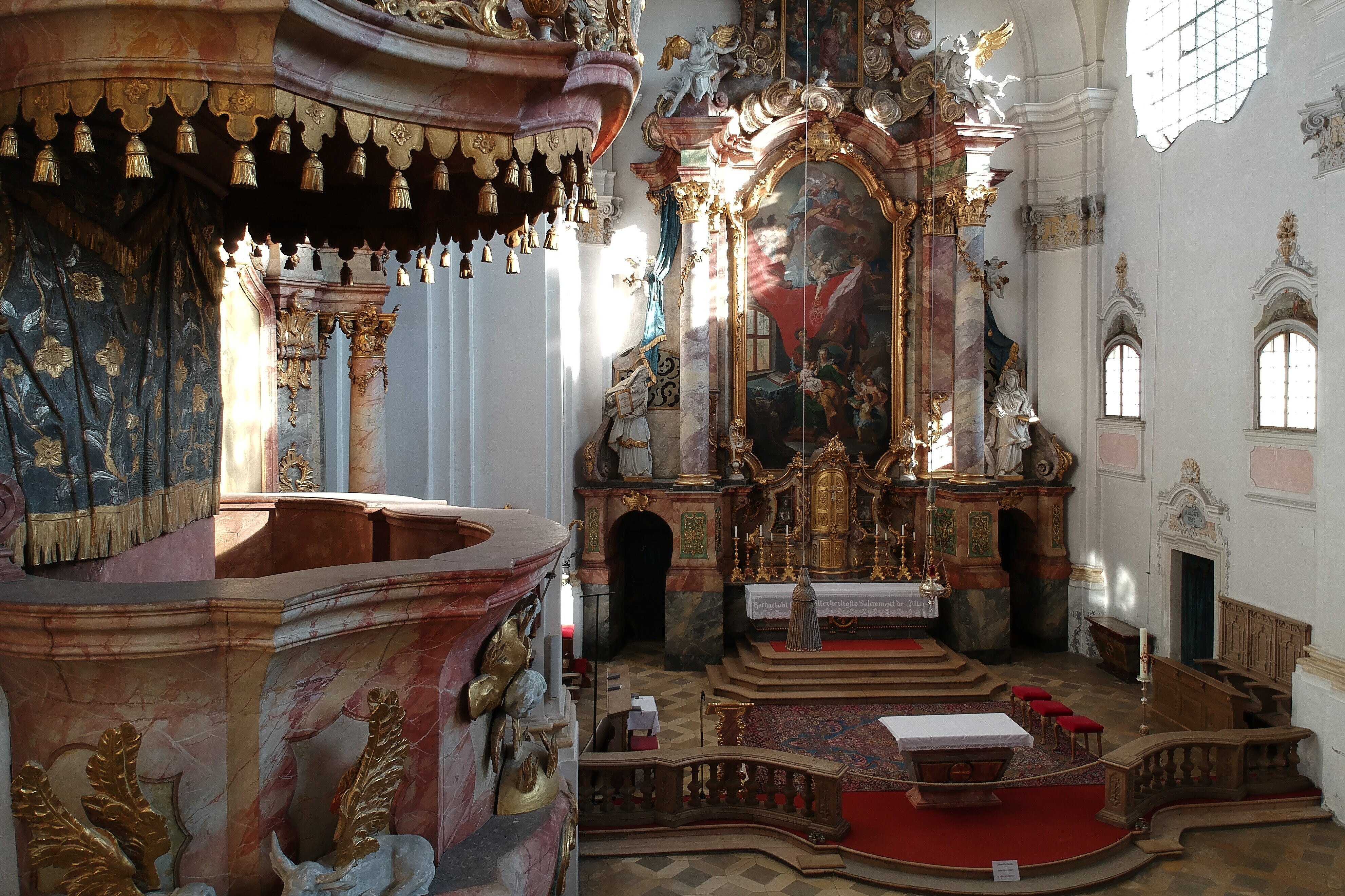 Innenaufnahme der Heilig-Geist-Kirche in Schongau mit der Kanzel im Vordergrund.