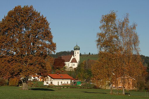 Blick auf das herbstliche Böbing mit der Pfaffkirche im Mittelpunkt