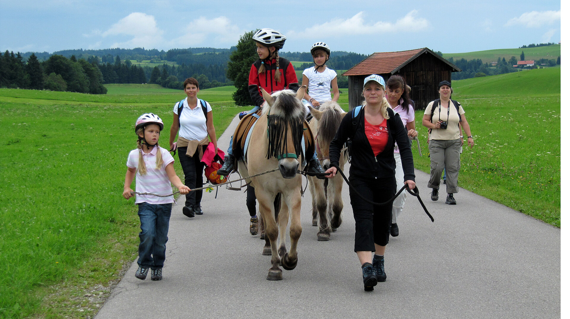 Kinder verschiedenen Alters lieben Pferdetrekking mit Nicola Förg aus Prem.