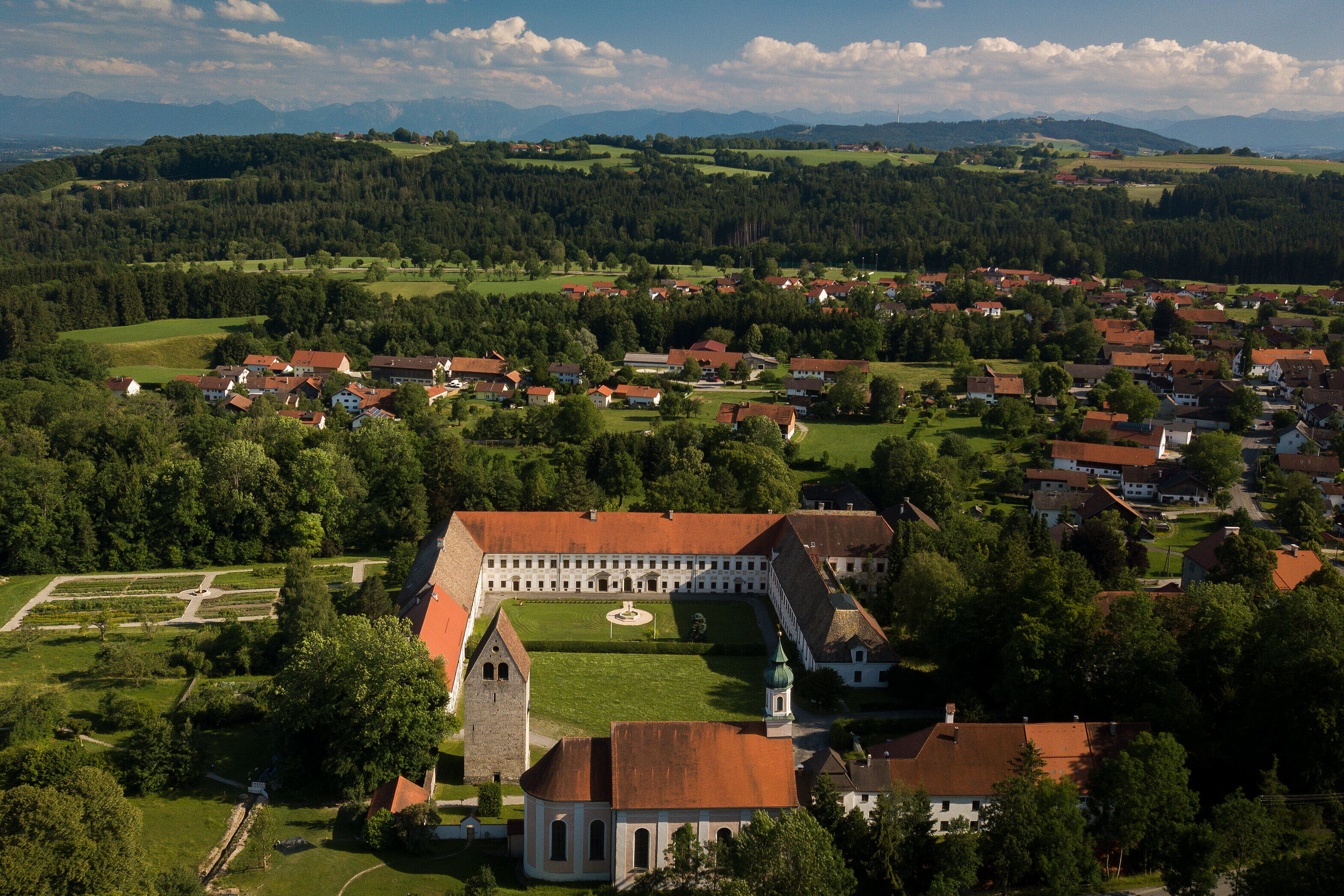 Luftaufnahme des Wessobrunner Kloster in Mitten der sanft hügeligen Landschaft des Pfaffenwinkels.