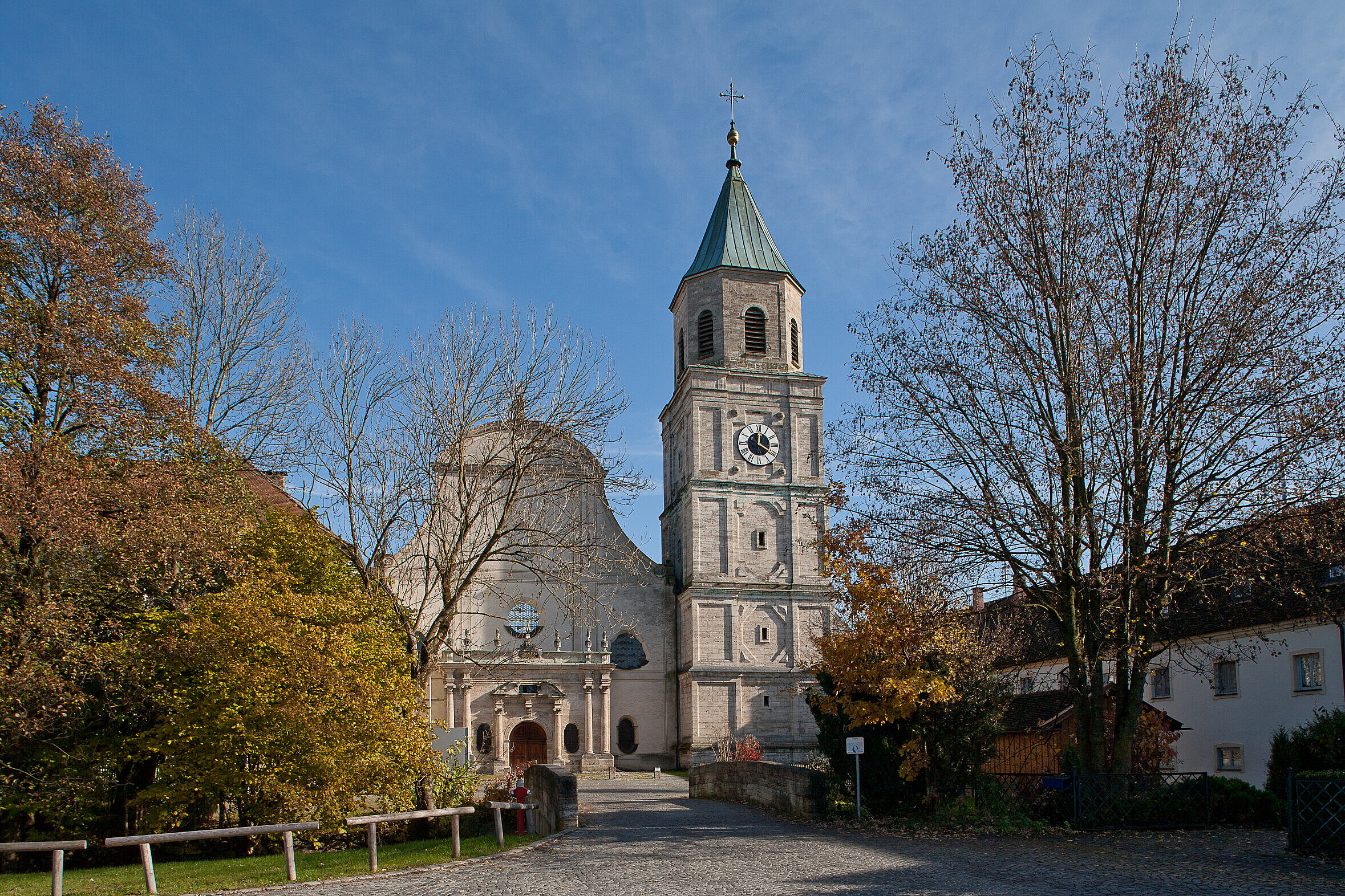 Herbstliche Aufnahme der Pollinger Stiftskirche "St. Salvator"