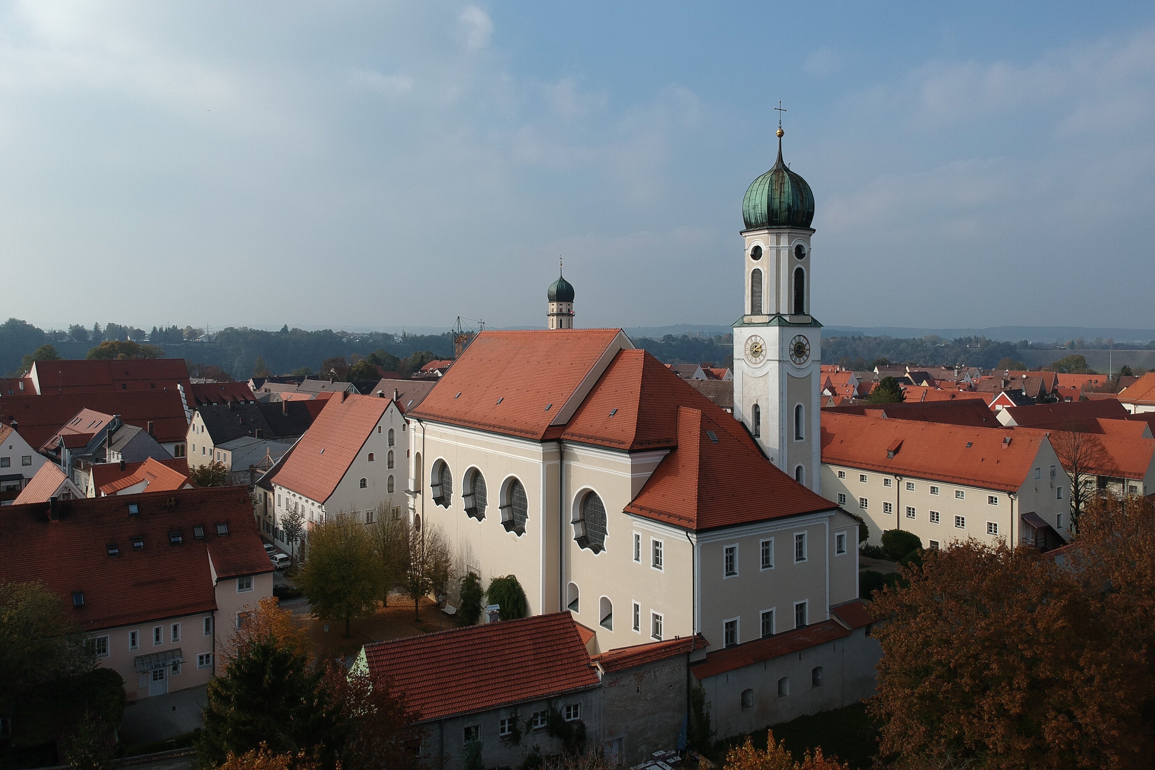 Luftaufnahme aus süd-östlicher Richtung der Heilig-Geist-Kirche in Schongau.