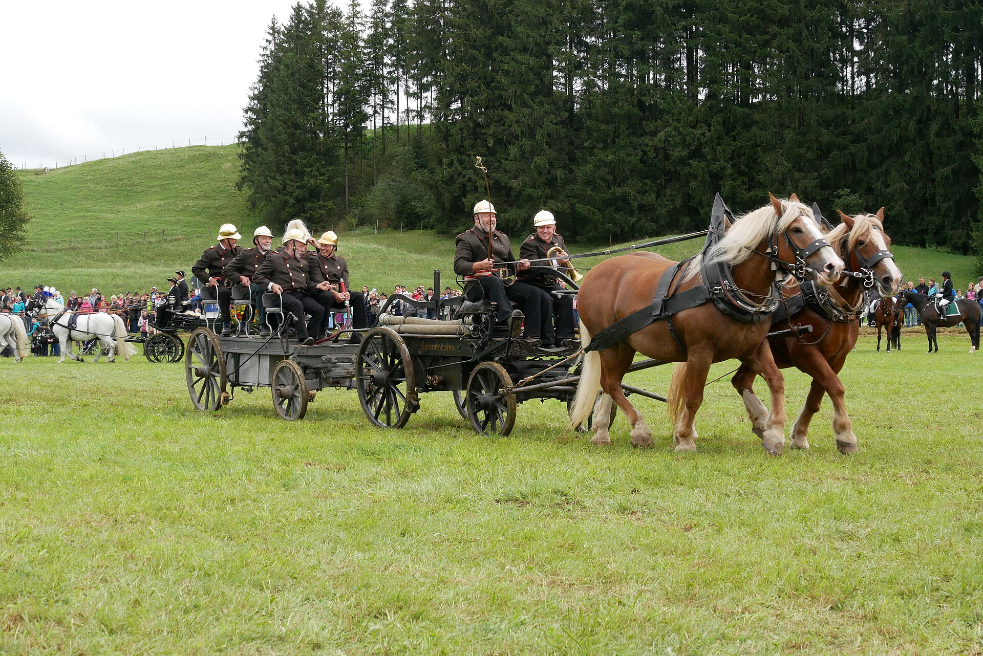 Alter Feuerwehr-Pferdewagen  der freiwilligen Feuerwehr Ruderatshofen auf dem Rosstag bei Burggen