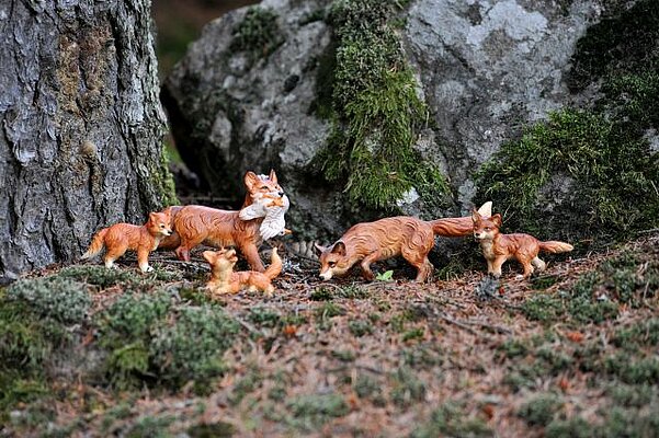 Holzgeschnitzte Fuchsfamilie