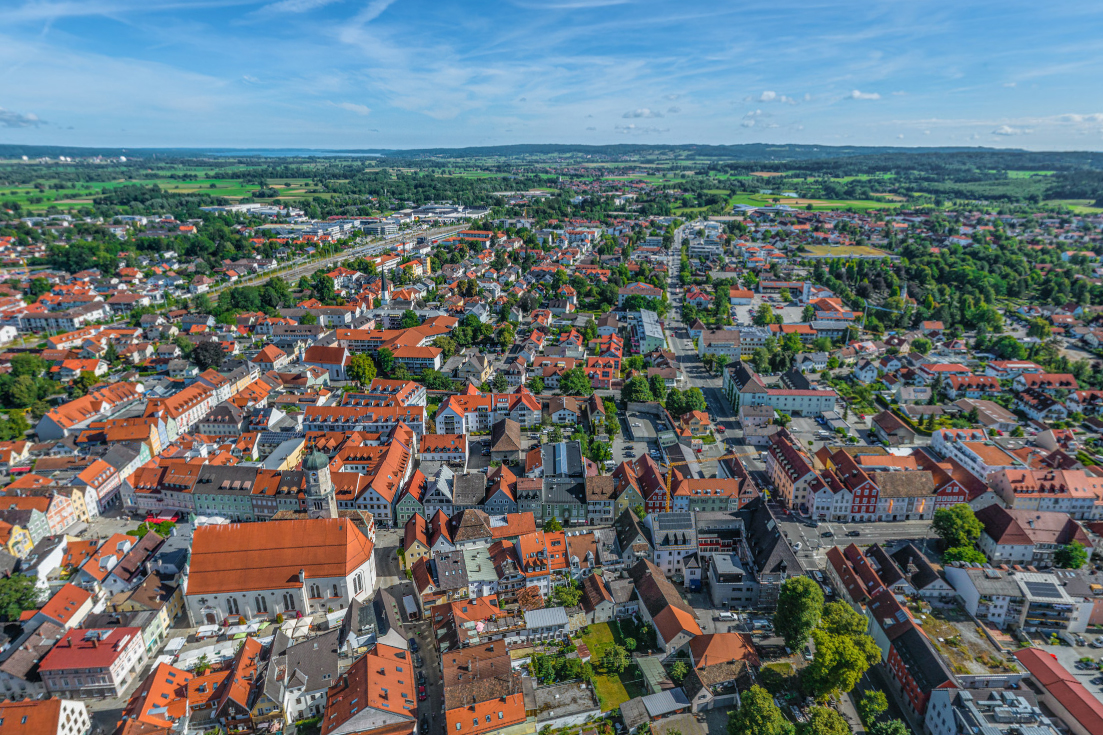 Die Kreisstadt Weilheim und das Umland aus der Vogelperspektive