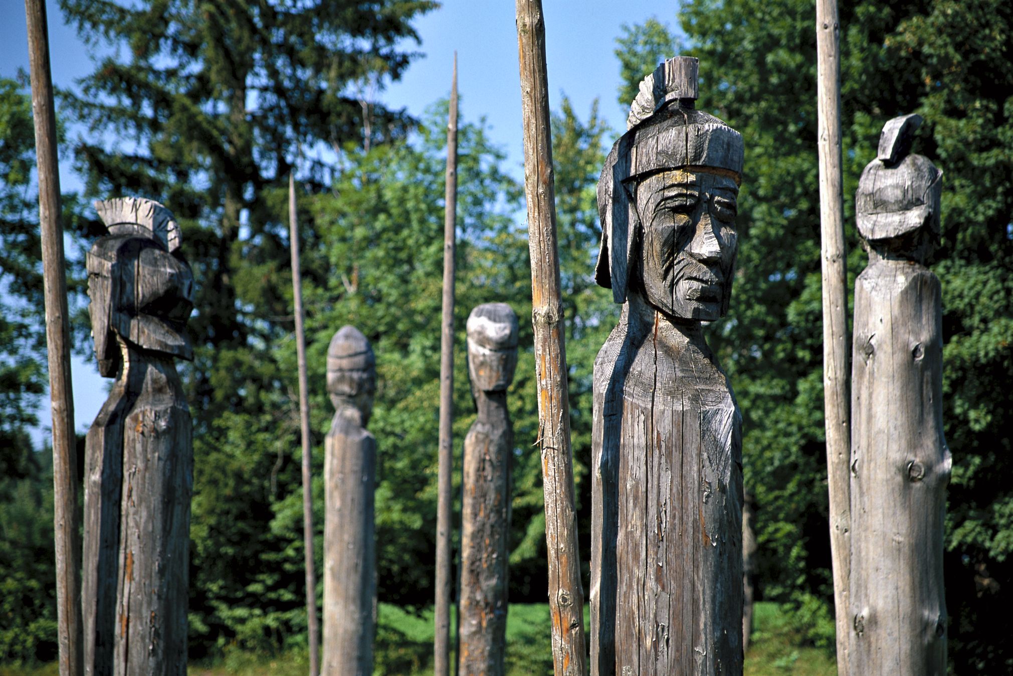 Stilisiert geschnitzte Römische Krieger am Radweg Via Claudia Augusta