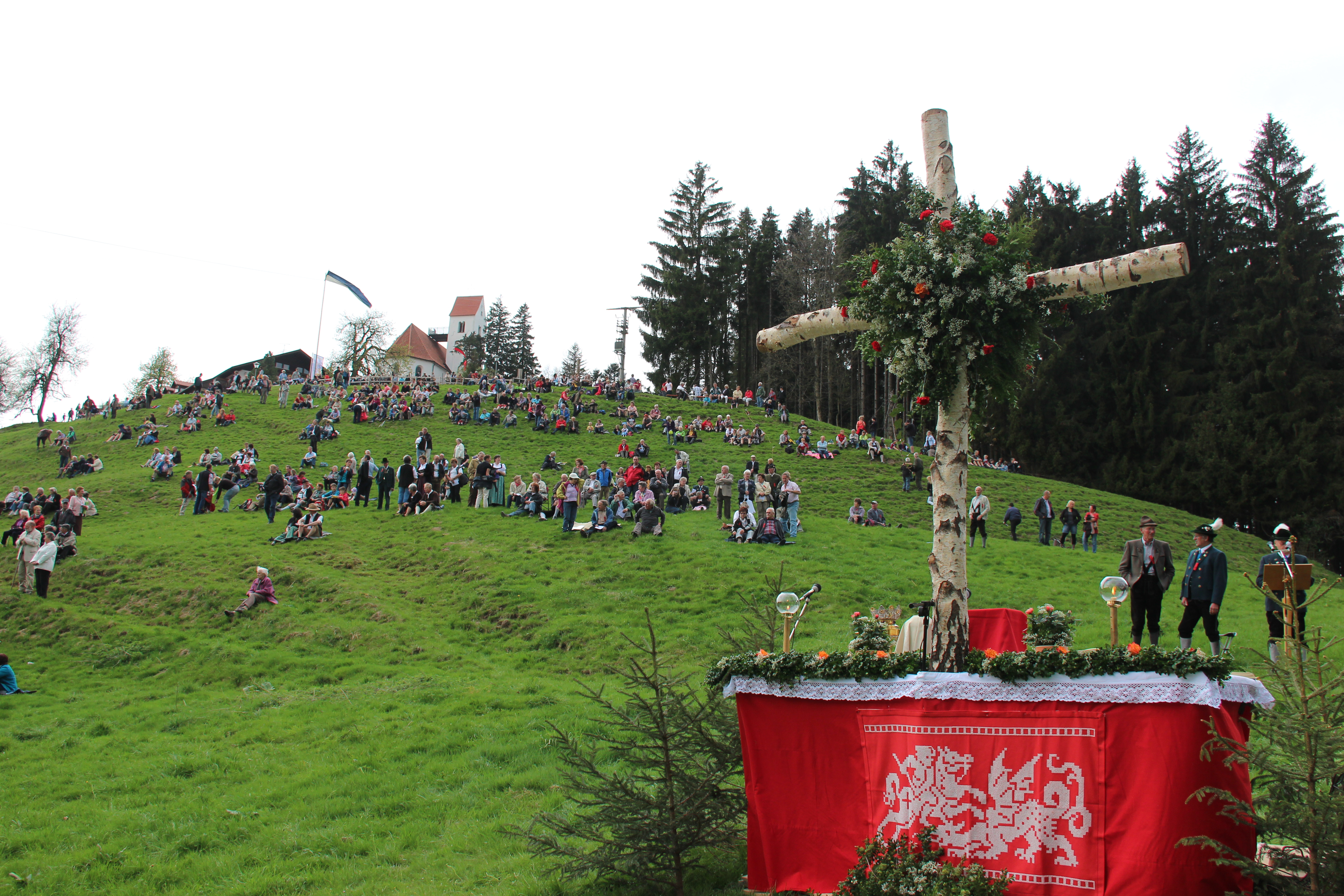 Zuschauer und im Vordergrund der Altar beim Georgiritt auf dem Auerberg bei Bernbeuren.